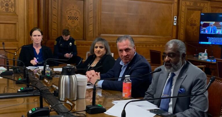 피츠버그 시의회 의원들은 윤리 토론에서 전직 경찰서장에게 '좋은 리더'를 말한다
    


