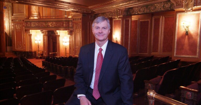 피츠버그 오페라 다음 시즌 말에 은퇴하기 위해
    


