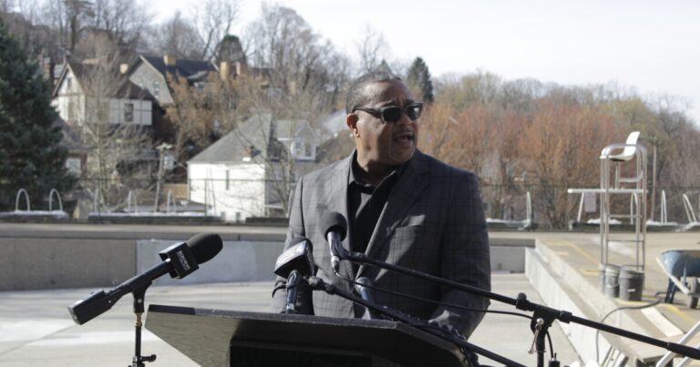 피츠버그 파크 부서는 이번 여름에 18 개의 수영장을 모두 열기를 희망합니다.
    


