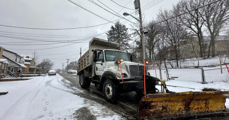 피츠버그의 눈 제거 함대는 문제의 눈보라에 직면했다고 관계자들은 말한다.
    


