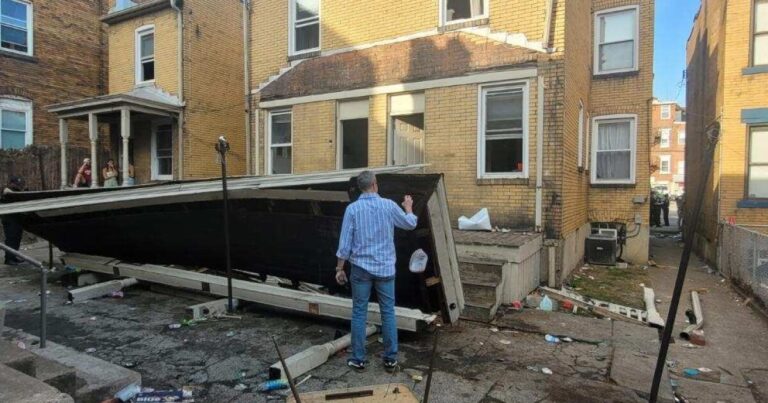 현관 지붕이 오클랜드의 성 패트릭 주말 계시 자에게 무너져 16 개를 병원으로 보내
    


