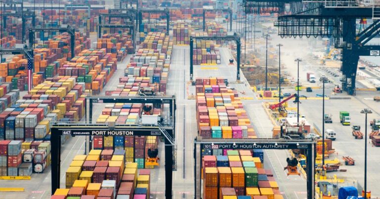 회사가 높은 관세를 피하려고 시도하는 창의적인 방법을 살펴 봅니다.
    


