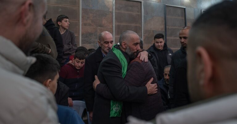 휴전에서 해방 된 팔레스타인 사람들은 이스라엘 군이 그들과 그 가족을 괴롭 힙니다.
    


