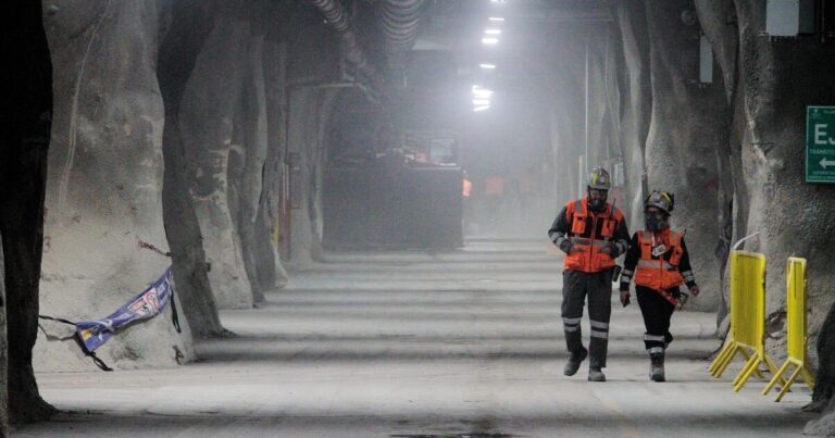 희토류 미네랄을 잊어 버리십시오. 더 많은 구리가 필요합니다
    


