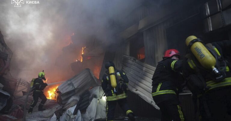 1 미사일 파업으로 인한 사망자가 19 위로 올라 가면서 Kyiv에 대한 러시아 공격으로 사망
    


