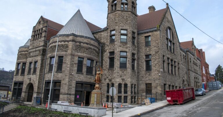 Braddock Carnegie Library 리노베이션은 거의 완료되었습니다
    


