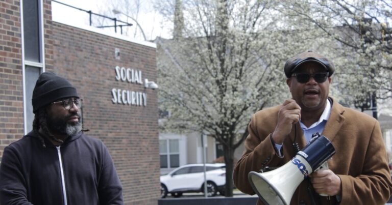 East Liberty Social Security Office의 집회는 지속적인 직접 서비스를 요구합니다.
    


