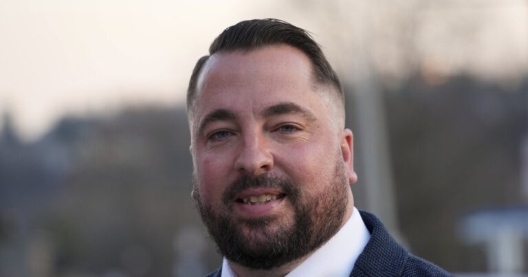 Goughnour는 월 밸리에서 특별 선거에서 우승하여 국영 주택의 민주적 통제를 강화합니다.
    


