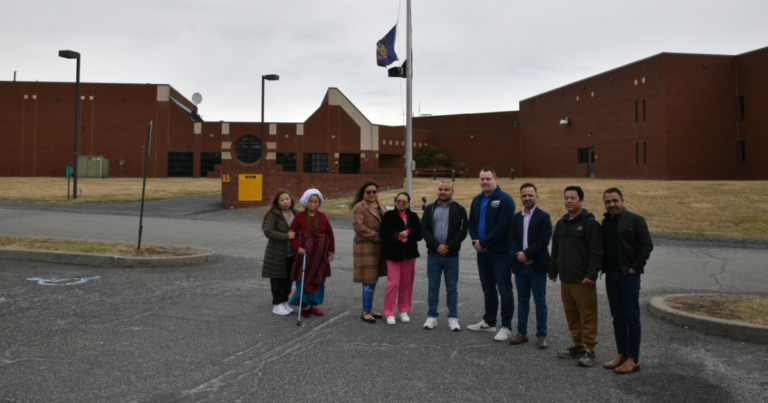 Josh Shapiro 주지사 Josh Shapiro 주지사는 얼음 체포에 직면하여 Lhotshampa Bhutanese 난민을 지원합니다.
    


