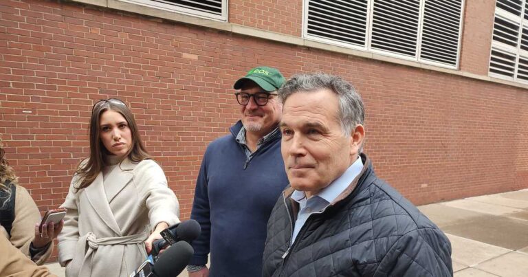 McCormick은 트럼프의 관세, 재정적 혼란에 무게를두고 있습니다. '약간의 시간을 보내자'
    


