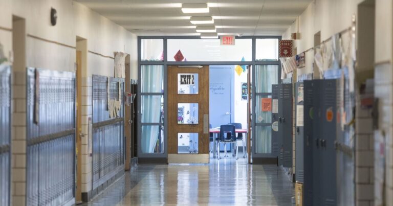 Pa. 및 15 개의 다른 주에서 트럼프 행정부가 학교를위한 전염병 구호 원조의 정지에 대해 고소
    


