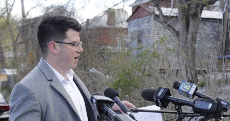 Trash Talk는 피츠버그 시의회에서 불법 투기 및 쓰레기에 대한 토론으로 이어집니다.
    


