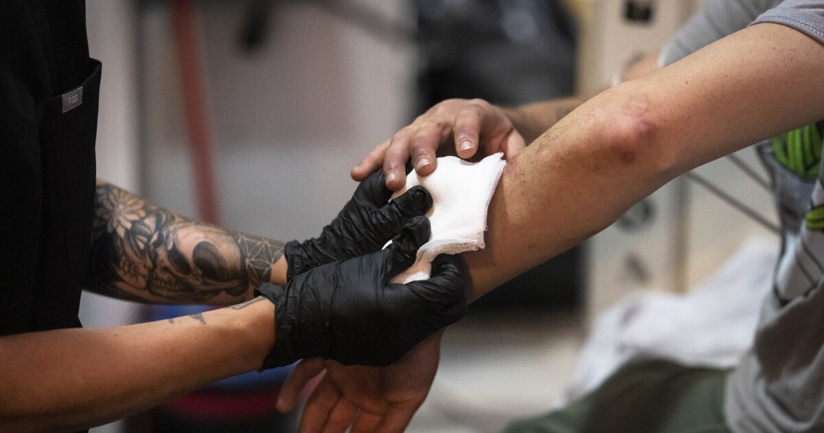 UPMC 의사는 육체 퇴치 상처 치료에 대한 대본을 작성합니다 : 오피오이드 위기의 최신 장