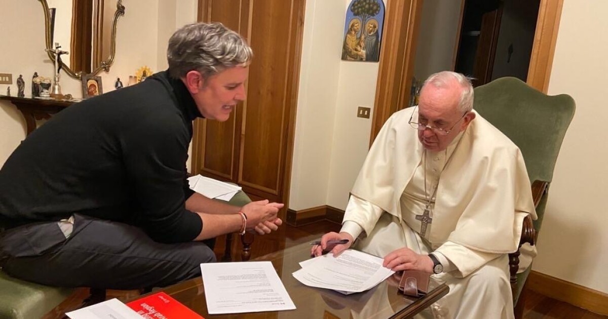 "나는 그를 그리워 할거야": 교황 프랜시스는 친한 친구이자 학대 생존자가 기억합니다.