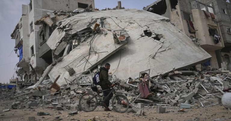 가자에 대한 이스라엘 파업은 최소 32 세, 대부분 여성과 어린이를 죽입니다.
    


