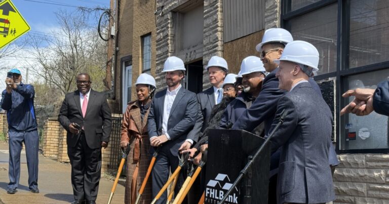 공무원들은 힐 지구의 새로운 저렴한 주택을 축하합니다
