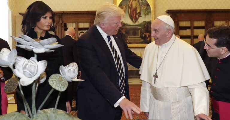 교황 프랜시스와의 트럼프의 불화에 대한 간단한 역사
    


