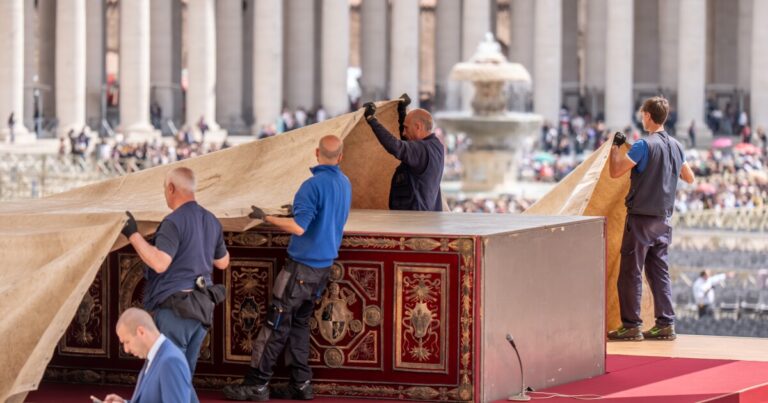 교황 프랜시스의 장례식을 보는 방법과 기대할 사항
