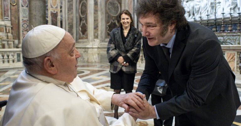교황 프랜시스의 전 비평가 인 아르헨티나 대통령은 그의 애도를 제시한다.
    


