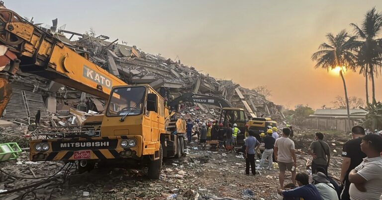 구조기는 생존자가 닫히는 것을 발견하기 위해 창으로 미얀마 지진 잔해물을 통해 체해됩니다.
    


