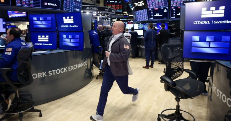 글로벌 시장을 휩쓸면서 미국 주식은 변동성이 있습니다.
    


