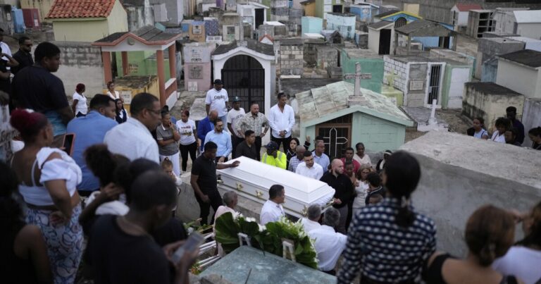 매장은 도미니카 나이트 클럽 붕괴의 희생자들을위한 시작 221
    


