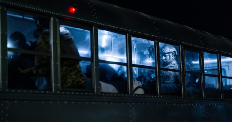 문신 위에 추방 되었습니까? 변호사는 고객이 갱단이 아니라고 주장합니다
    


