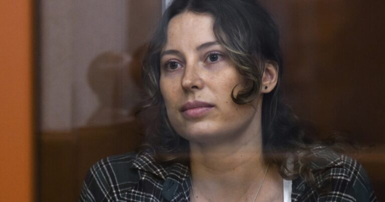 미로 러시아 발레리나는 죄수 교환으로 해방되었습니다
    


