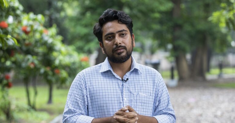 방글라데시가 선거를 위해 준비하면서 새로운 정치적 선수가 등장합니다.
    


