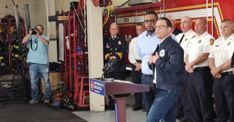 방화 공격 후 며칠 후 Shapiro는 제안 된 Pa. 예산의 소방에 대한 투자에 대한 지원을 추구합니다.
