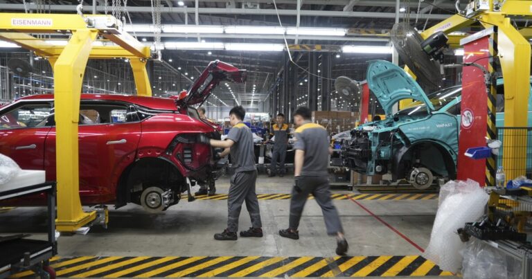 베트남은 트럼프에게 관세 이행을 지연 시키라고 요청하는 반면 양측은 협상
    


