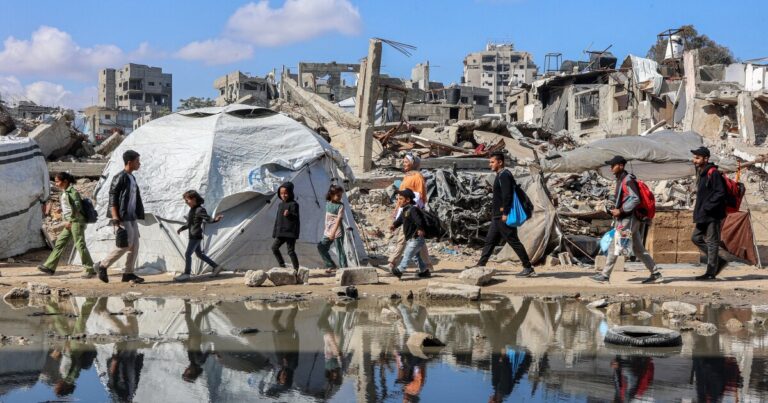 새로운 이스라엘 휴전 제안은 하마스가 무장 해제에 대해 논의해야한다고 요구하지만 그룹은 거부합니다.
    


