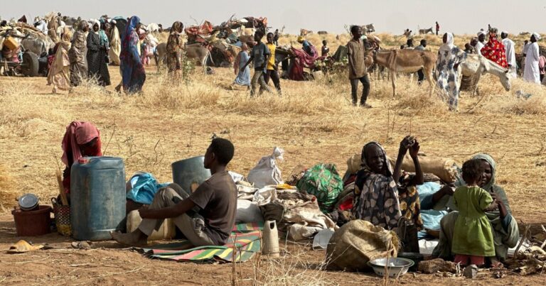 수단의 전쟁은 2 년이 지났으며 대화가 열리면서 둔화의 조짐을 보이지 않습니다.
    


