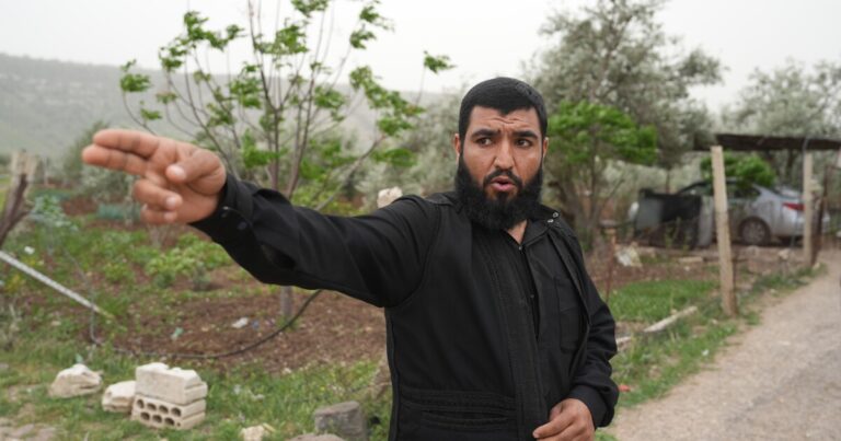 시리아의 독재자는 사라졌습니다. 남북 전쟁은 끝났습니다. 그러나 이스라엘은 계속 공격하고 있습니다
    


