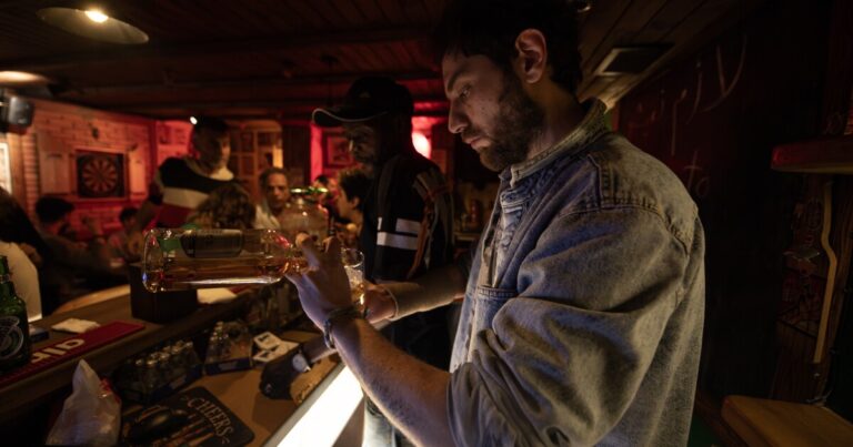 시리아의 보수적 인 새로운 지도자들이 60 개의 다마스커스 바를 닫으려고했을 때 일어난 일
    


