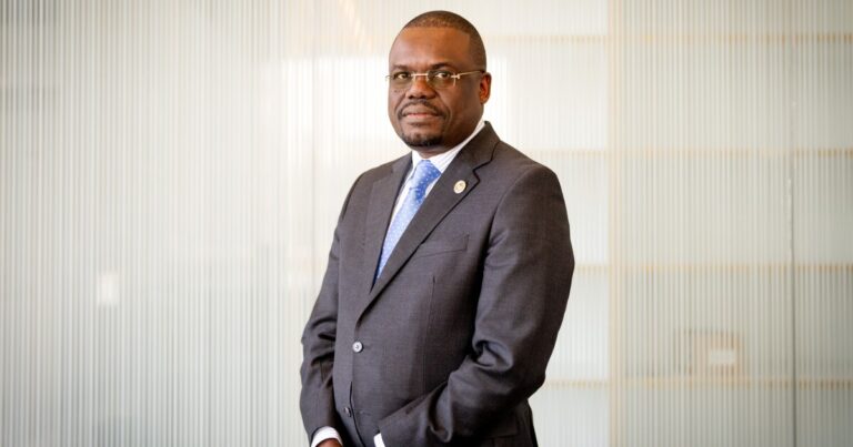 아프리카의 책임자 CDC는 미국 원조 동결에 대한 뉴스가 '농담'이어야합니다. 이제 뭐?
    


