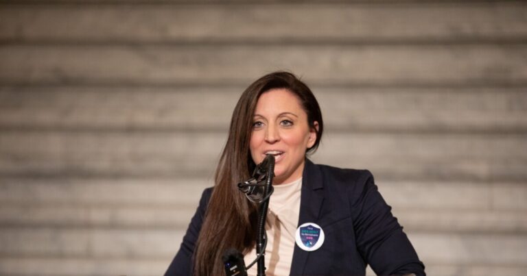 이빨이없는 '아동 옹호자'는 권한을 부여받은 학대 감시자로 대체해야한다고 전직 사무실 보유자는 말한다.
    


