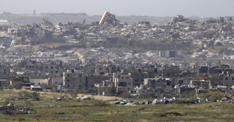 이스라엘이 거대한 땅을 붙잡는 것처럼 가자 영토는 급격히 줄어 듭니다.
    


