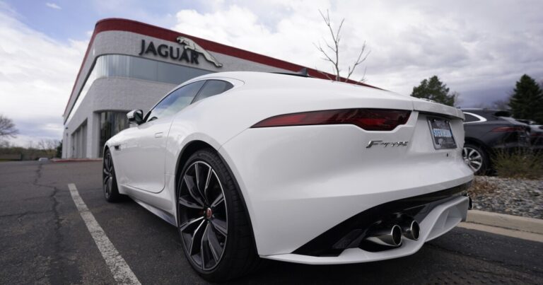 재규어와 랜드 로버 제조업체는 목재 후 계획을 개발함에 따라 선적을 일시 중지합니다.
    


