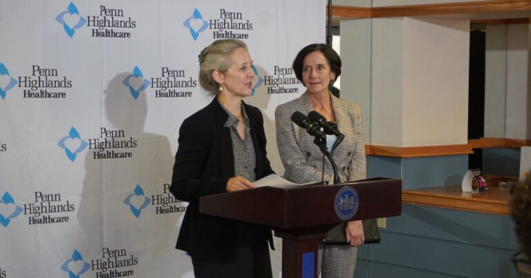 주 공무원은 Tyrone Hospital을 방문하여 제안 된 농촌 건강 관리 투자를 촉진합니다.
    


