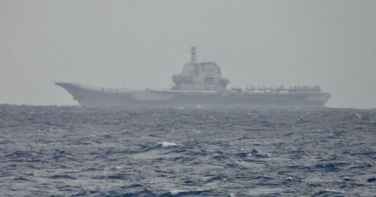 중국은 대만 주변의 신선한 군사 운동에서 공격과 봉쇄를 실천합니다.
    


