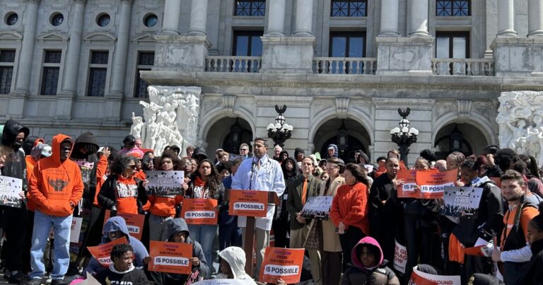 총기 개혁 자, 의원, 학생들은 총기 안전법을 요구하고 지역 사회 투자 증가
    


