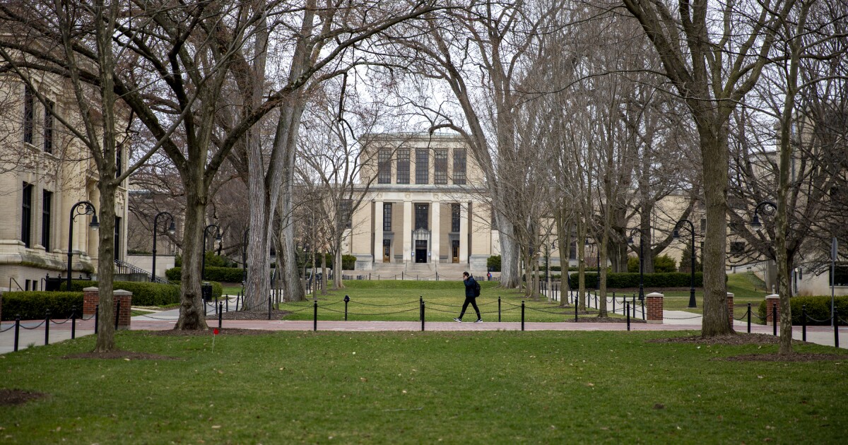 최소 14 명의 Penn State International 학생들이 비자를 취소했습니다.