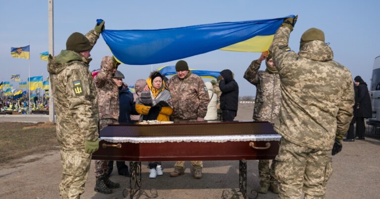 최전선 지역의 우크라이나 인들은 손실에서 벗어나지 만 희망은 그들을 위해 마지막으로 죽습니다.
    


