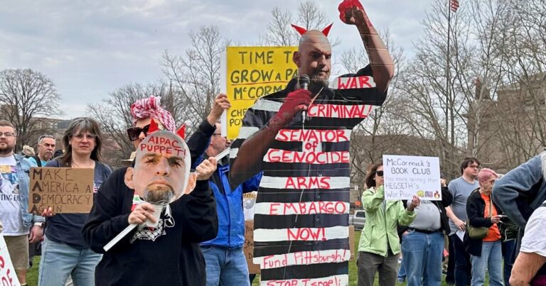 취소 된 책 이벤트 후, 시위대는 McCormick과 Fetterman의 시청을 요구합니다.
    


