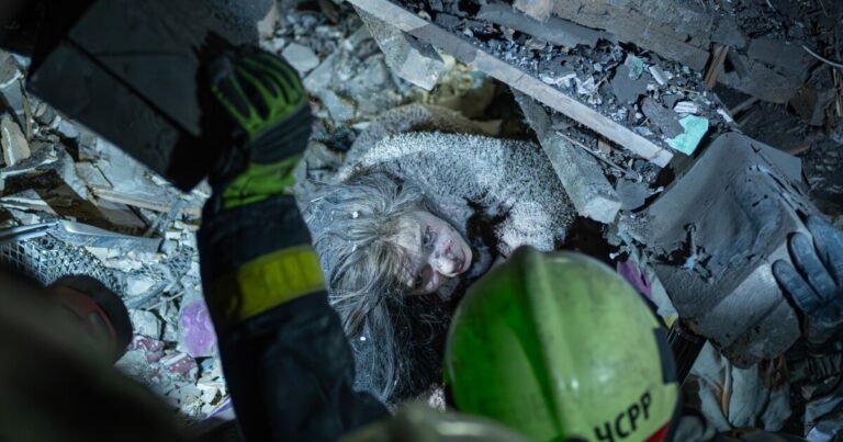 트럼프는 러시아-우크라이나 평화 협정을 추진합니다. 그리고 NPR은 해방 된 Khartoum 내부에서 엿볼 수 있습니다
