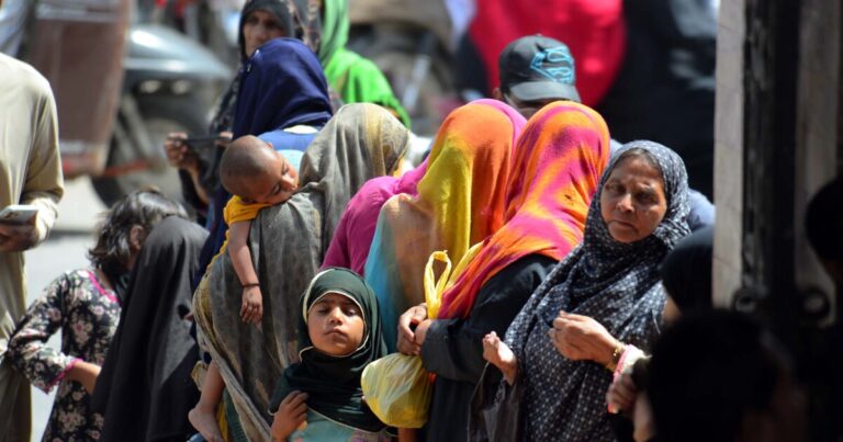 파키스탄 전역에서 자선 단체에서 라마단의 카라치로가는 자선 단체에서 자선을 수집합니다.
    


