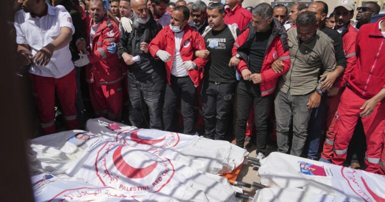 팔레스타인 의료진은 가자 구조 대원들의 비디오가 화재를당하는 이스라엘의 주장을 반박한다고 말합니다.
    


