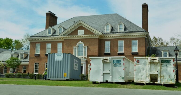 펜실베이니아 주지사는 청소가 진행됨에 따라 화재 손상 공식 거주지를 공개합니다.
