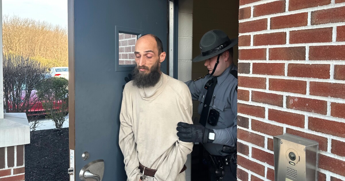 펜실베이니아 주지사의 집에서 방화로 기소 된 남자는 정신 건강으로 어려움을 겪고 있다고 형제는 말한다.